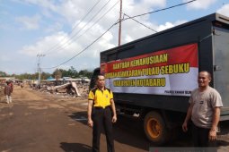 Polres Tanah Bumbu ringankan beban korban kebakaran di Pulau Sebuku