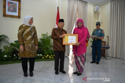 Gubernur Khofifah raih penghargaan Pembina Produktivitas Paramakarya 2019