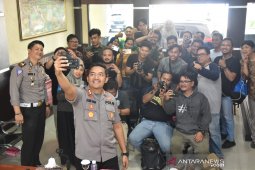 Tanda keakraban, Kapolres Banjarbaru ajak wartawan wefie