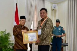 Gubernur Olly Sabet Penghargaan Paramakarya 2019