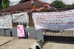 Masyarakat segel kantor desa Negeri Lama terkait DD dan ADD