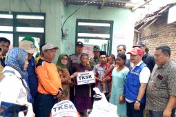 Bupati Jombang kunjungi korban angin kencang, janji segera perbaiki rumah rusak