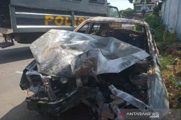 Mobil perampok hangus terbakar