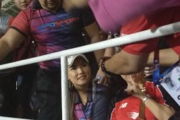 Miyabi jadi rebutan foto pendukung  Timnas U-22