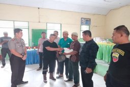 PT.KMP bagi sembako kepada warga kurang mampu