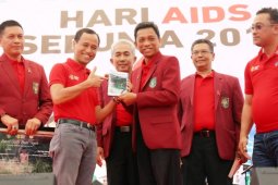 Rektor UISU serahkan Film "Surat Cinta Buat Tegar" ke Menkes