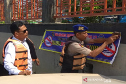 Satpolair pasang spanduk cegah kasus orang tenggelam