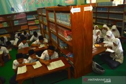 Belajar di perpustakaan