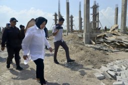 Masuk musim hujan, Risma pantau rumah pompa dan tanggul di Surabaya