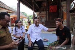 Bupati Gianyar bantu sembilan warga kurang mampu