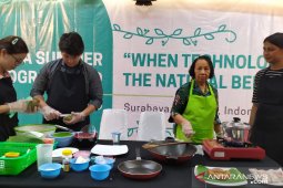 Puluhan mahasiswa asing Ubaya belajar buat kue tradisional (Video)