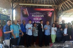 Buku "Filosofi Kerja Karma Yoga" dibedah oleh akademisi di Denpasar