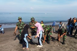 Kodim 1606/Lobar menggelar pembersihan pantai