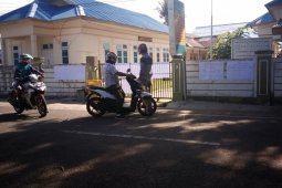 Tenaga medis di puskesmas Bula mogok kerja