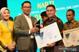 Diskominfo Bogor menerima penghargaan "Best Sapawarga Administor"