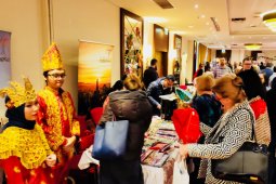 Rendang dan batik curi perhatian di bazar amal Warsawa