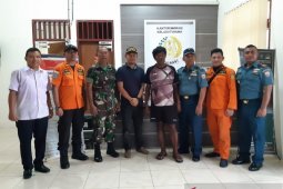 TNI AL serahkan satu warga Filipina yang terdampar di wilayah RI ke kantor Imigrasi Tahuna