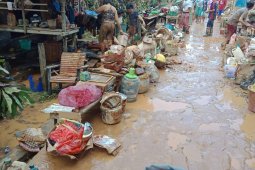 Tim Damkar Melawi bersihkan lumpur usai banjir bandang