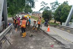 Jembatan Landak lama untuk sementara hanya bisa dilewati kendaraan roda dua