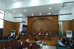 Sidang "bau ikan asin" ditunda tahun depan