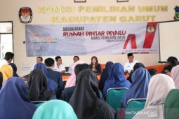 KPU Garut bangun kesadaran kalangan milenial tentang sistem demokrasi