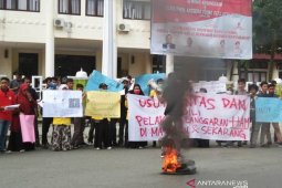Aksi bakar ban bekas warnai peringatan hari HAM di Meulaboh