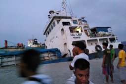Flash - Kapal tol laut tenggelam di Pelabuhan Lewoleba, NTT