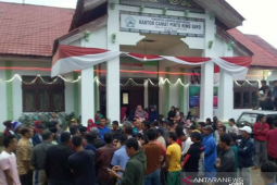 Gajah liar masuk kampung, warga dua desa ngungsi ke kantor camat