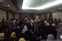 Sidang perdana pembawa Sang Merah Putih saat unjuk rasa