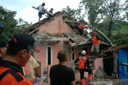 Warga Kebon Manggu Cianjur perbaiki rumah rusak akibat puting beliung