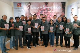HUT Ke-82, LKBN ANTARA Biro Jatim luncurkan buku "Surga di Secangkir Kopi" (Video)