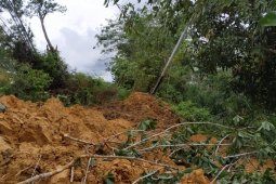 Longsor, akses jalan di Pengkadan Kapuas Hulu  lumpuh