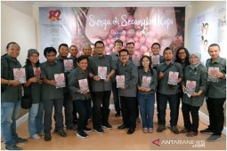 HUT Ke-82, LKBN ANTARA Jatim luncurkan buku "Surga di Secangkir Kopi"