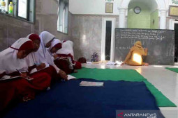 Atap kelas ambruk, puluhan siswa SDN di Jember belajar di mushala