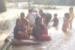 Para Babinsa Kodim 0204/DS bantu warga terdampak banjir