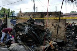 Tujuh kios di Stasiun KA Pematangsiantar ludes terbakar