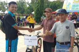 Wabup dan Sekda HST akrab lepas peserta jalan santai