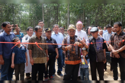 Bupati Rupinus - Uskup Sanggau resmikan Goa Maria dan Taman Kelempiau Keling Kumang