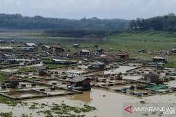 Puluhan jaring apung Jangari rusak akibat arus deras sungai Cisokan