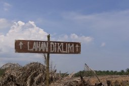 Warga pasang plang, buntut sengketa lahan