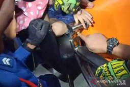 Damkar bantu lepaskan jempol bocah terselip di kursi besi