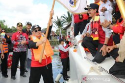 Di Tengah Sungai Lulut Walikota Terima Pataka HKSN