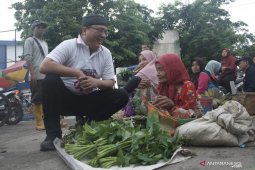 Blusukan ke pasar, Denny Indrayana dengarkan keluhkan warga Barabai