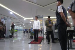 Ketika Presiden Jokowi "diperiksa" petugas Bandara Syamsudin Noor Banjarmasin