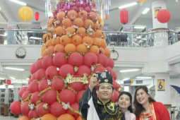 Pohon Natal berbahan lampion ala Sivitas UK Petra Surabaya
