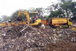 Pemkab Tangerang keruk timbunan "pulau" sampah bantaran Cisadane
