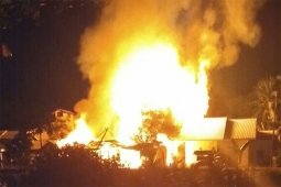 Si jago merah lalap bangunan walet di Seponti Kayong Utara