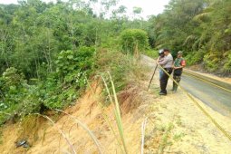 Tanah longsor "dibibir " jalan penghubung Putussibau - Pontianak