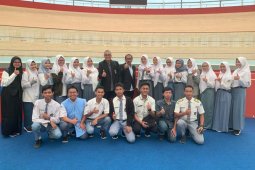 Rektor UMI serahkan sertifikat beasiswa kepada calon mahasiswa