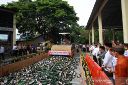 Polda Gorontalo musnahkan ribuan botol minuman keras